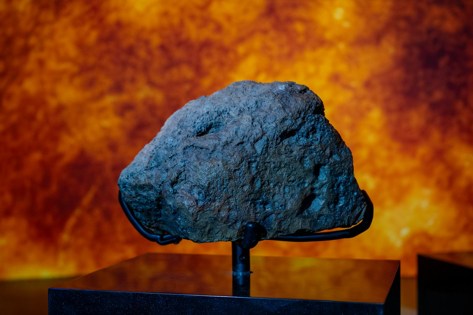 le Muséum d'histoire naturelle d'Abou Dabi exposant un météorite sur socle